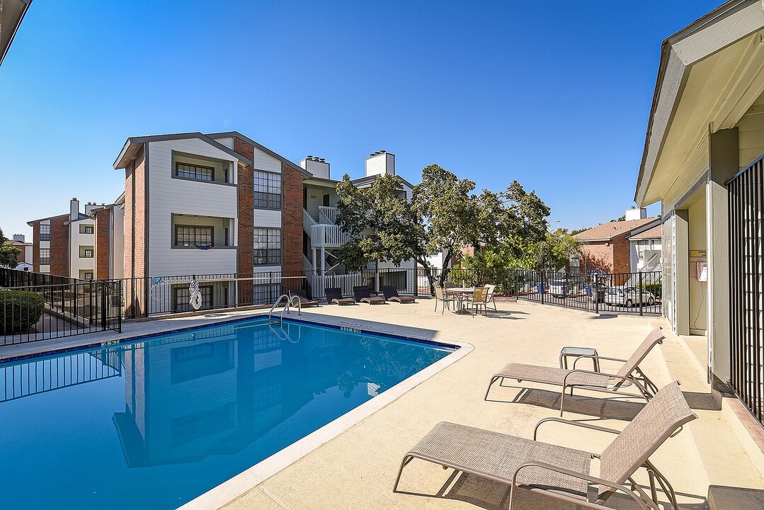 Churchill Crossing Apartments in Austin, TX - Building Photo