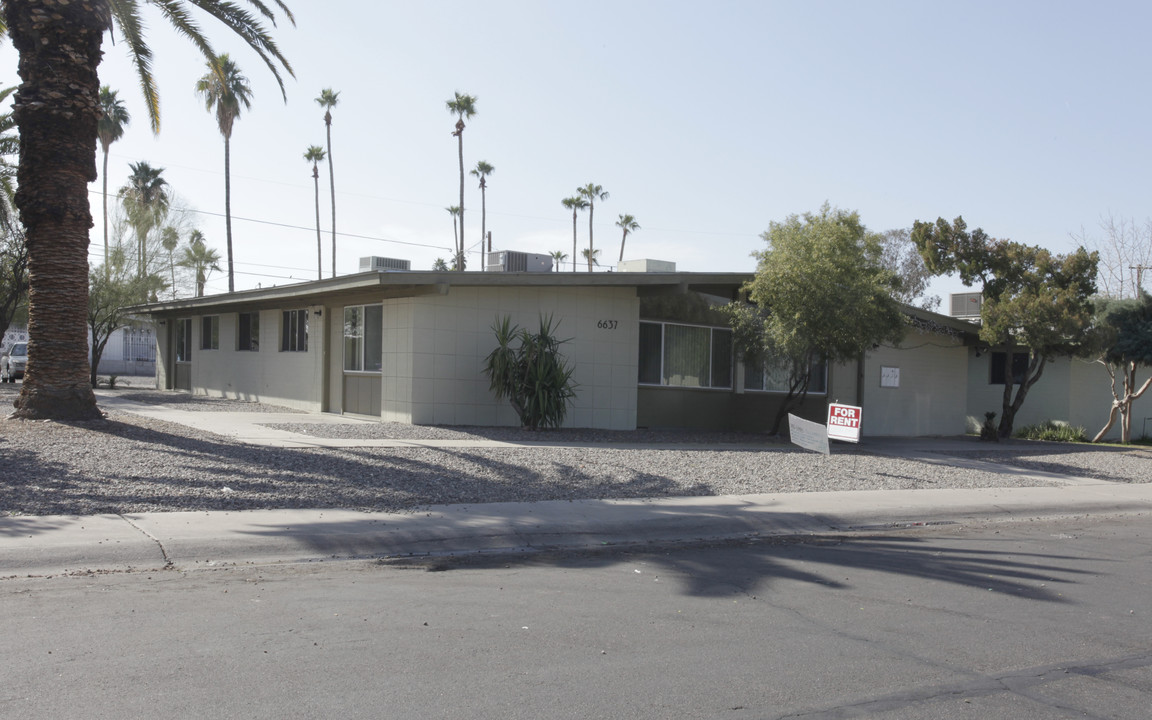 6637 E Cheery Lynn Rd in Scottsdale, AZ - Foto de edificio