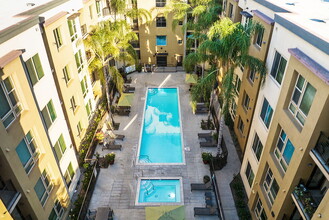 Reveal in Woodland Hills, CA - Foto de edificio - Building Photo