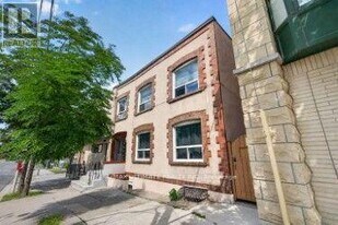2360 Queen St E, Unit 5 in Toronto, ON - Building Photo
