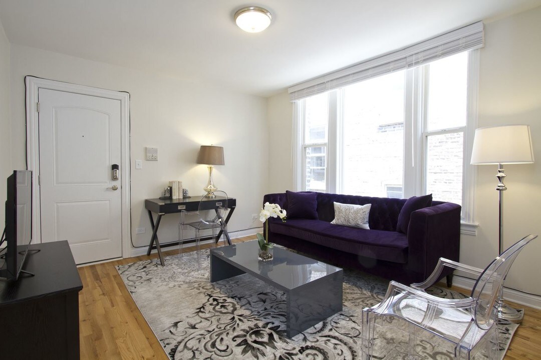 2149 W Division St, Unit 2R in Chicago, IL - Building Photo