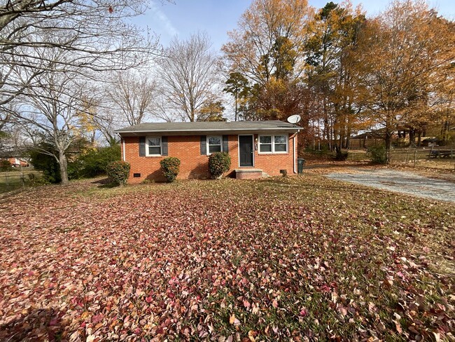 4107 Hampshire Dr in Greensboro, NC - Building Photo - Building Photo