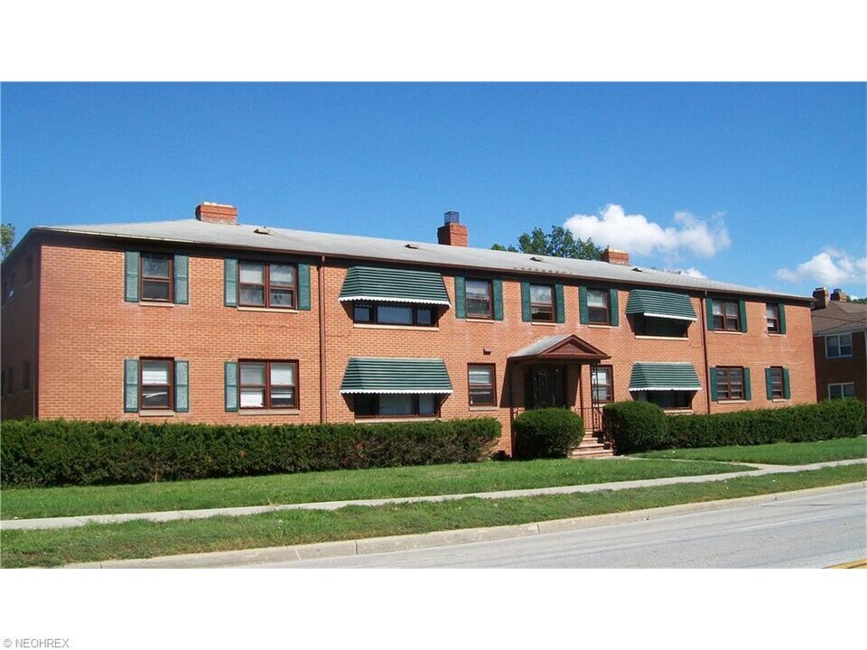885 S Green Rd in South Euclid, OH - Building Photo
