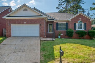 1000 Eagle Pass Way in Anniston, AL - Building Photo