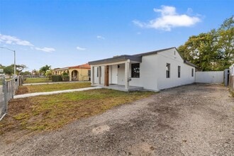 1060 Pasco Jose De La Luz Y Caballero Ct in Miami, FL - Foto de edificio - Building Photo