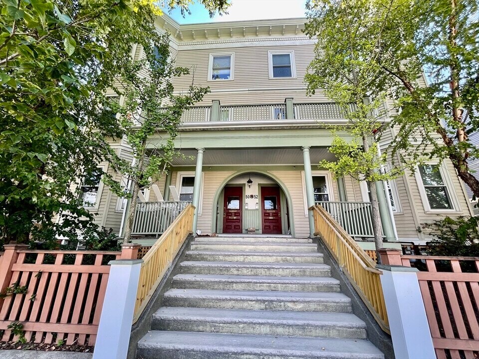 51 Beacon St, Unit 2 in Somerville, MA - Building Photo