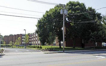 D'evan Manor in Cranston, RI - Building Photo - Building Photo