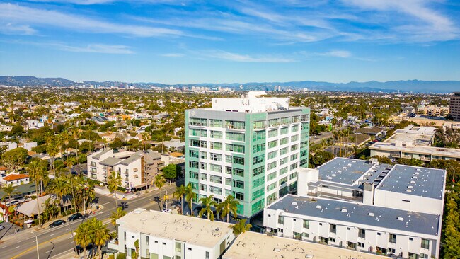 Latitude 33 in Marina Del Rey, CA - Foto de edificio - Building Photo