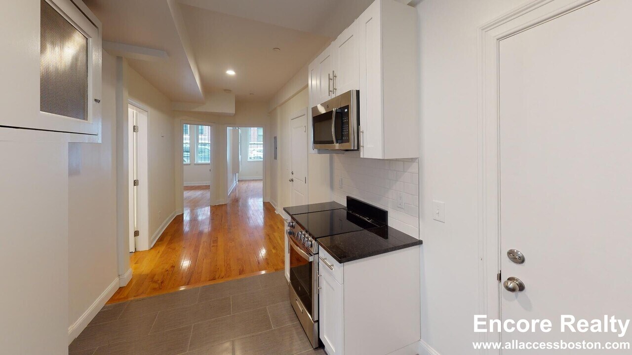 115 Sutherland Rd, Unit A in Boston, MA - Building Photo