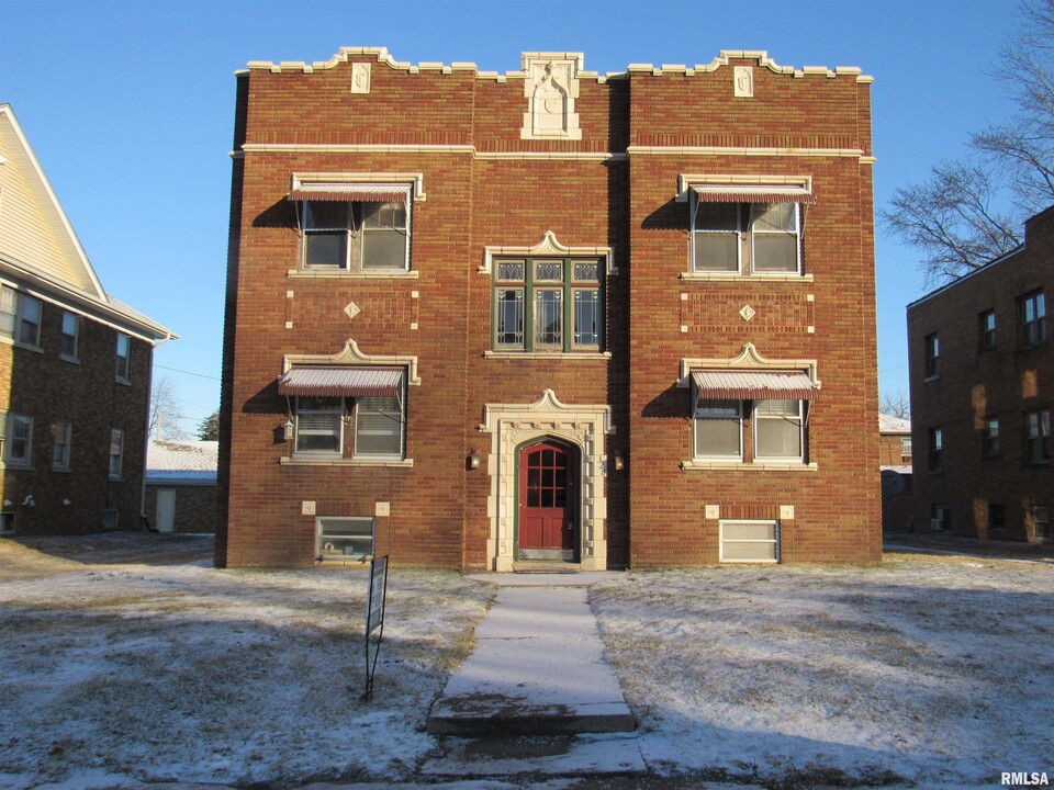 328 W Columbia Ave in Davenport, IA - Building Photo