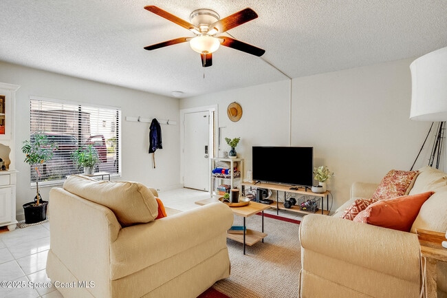 200 International Dr in Cape Canaveral, FL - Foto de edificio - Building Photo