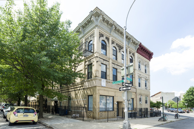 154 Engert Ave in Brooklyn, NY - Building Photo - Building Photo