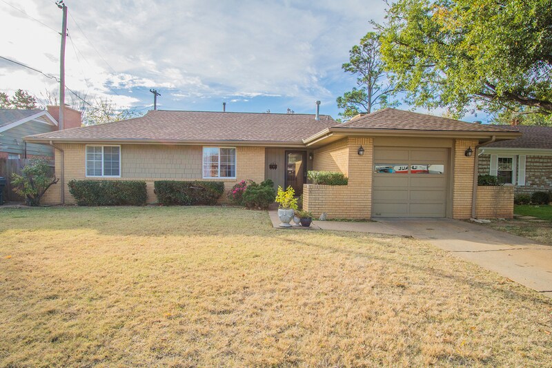 2316 Barclay Rd in The Village, OK - Foto de edificio