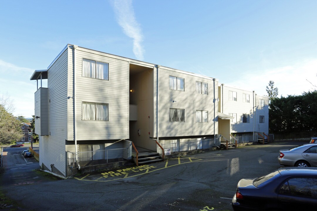 Sandhurst Apartments in Seattle, WA - Building Photo