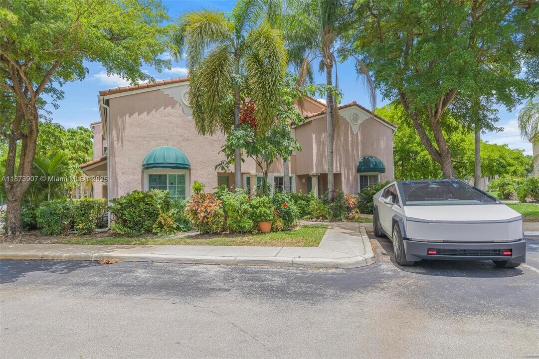 12154 St.Andrews Pl in Miramar, FL - Building Photo