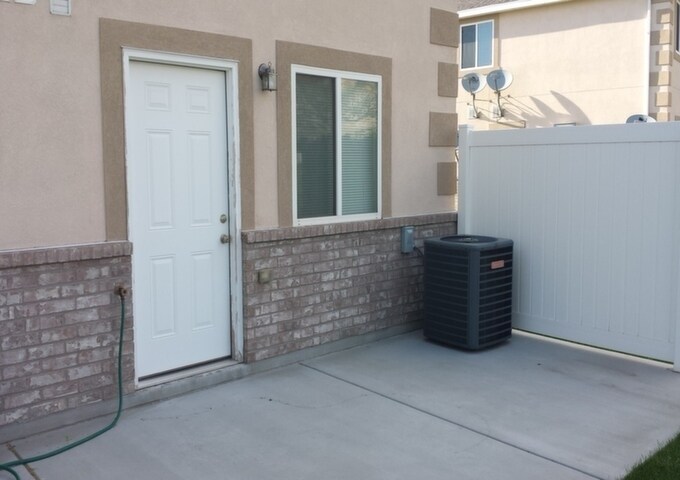 1982 N 225 W in Harrisville, UT - Building Photo