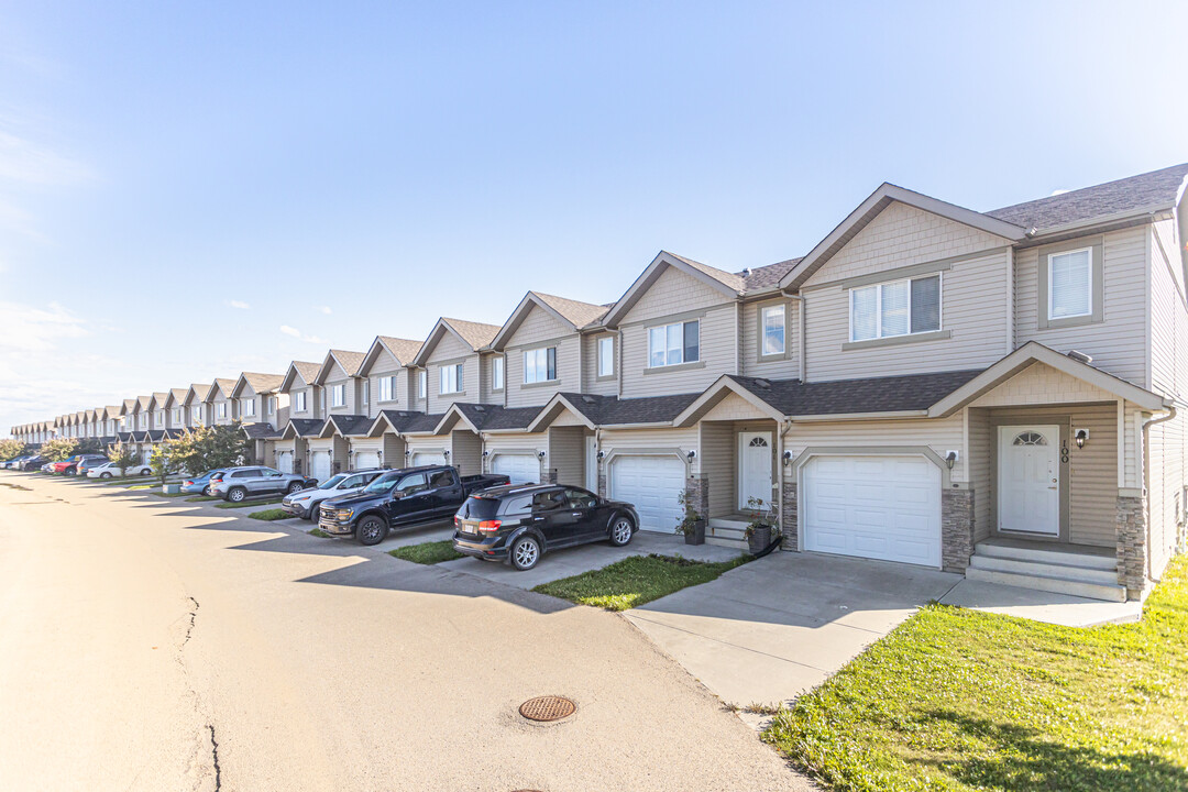 109 Sandstone in Stony Plain, AB - Building Photo