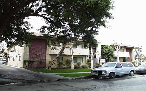 6919 Remmet Ave in Canoga Park, CA - Building Photo - Building Photo