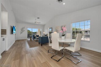 6010 Chardonnay Ln in Naples, FL - Foto de edificio - Building Photo