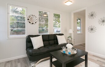 4898 S Logan St in Englewood, CO - Foto de edificio - Building Photo