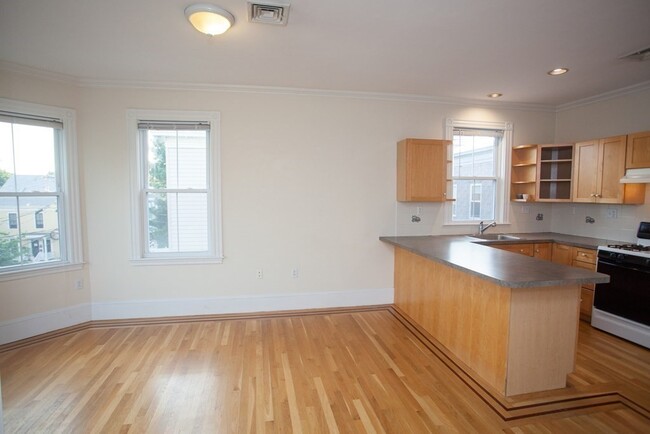 12 Magnolia Ave, Unit 3 in Cambridge, MA - Building Photo - Building Photo