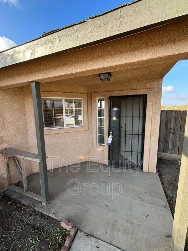 470 Lemonwood Ave in Tulare, CA - Foto de edificio - Building Photo