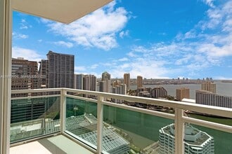950 Brickell Bay Dr in Miami, FL - Building Photo - Building Photo