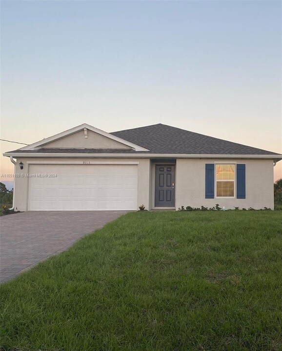 8015 Mangrove Cir in La Belle, FL - Building Photo