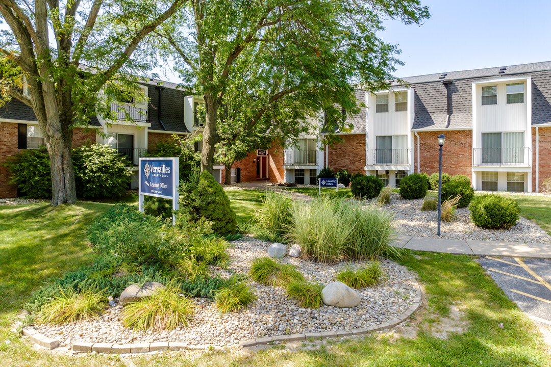 Versailles Apartments in Peoria, IL - Building Photo