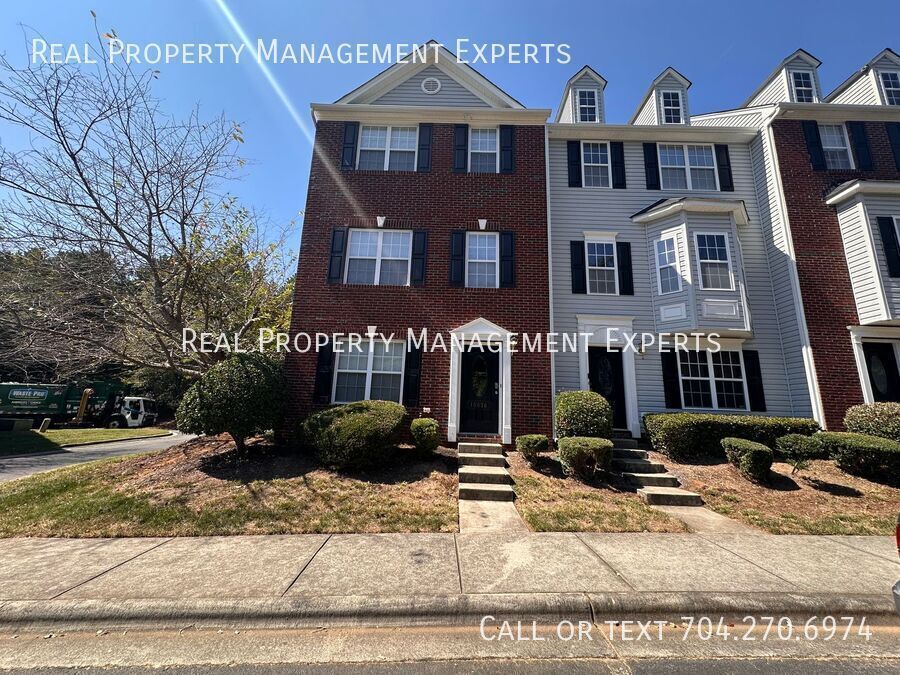 10076 Treeside Ln in Matthews, NC - Building Photo