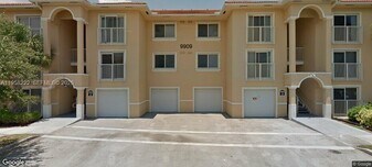9909 Westwood Dr in Tamarac, FL - Building Photo