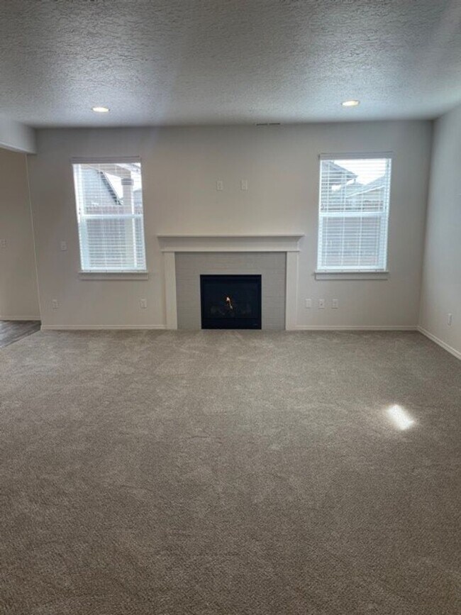 2486 NW Kingwood Ave in Redmond, OR - Building Photo - Building Photo