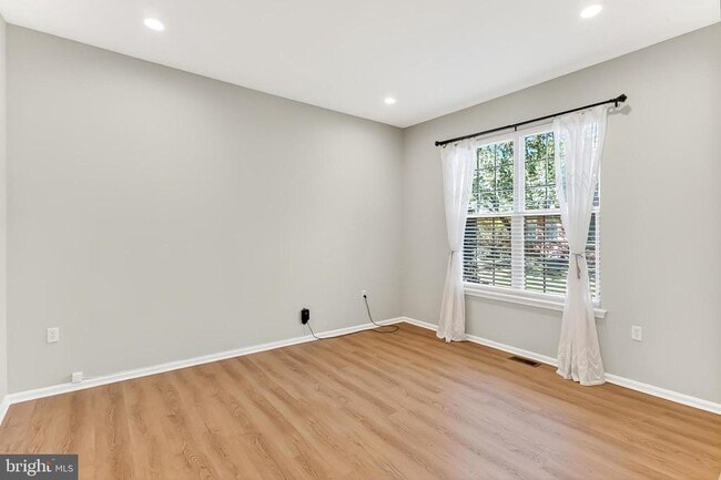 2410 Dakota Lakes Dr in Herndon, VA - Building Photo - Building Photo