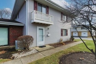1306 Forestdale Ct in Schaumburg, IL - Building Photo