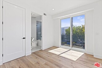 10915 Hesby St in Los Angeles, CA - Building Photo - Building Photo