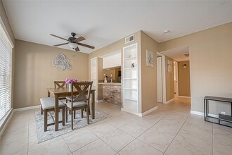 2101 Fountain View Dr in Houston, TX - Building Photo - Building Photo