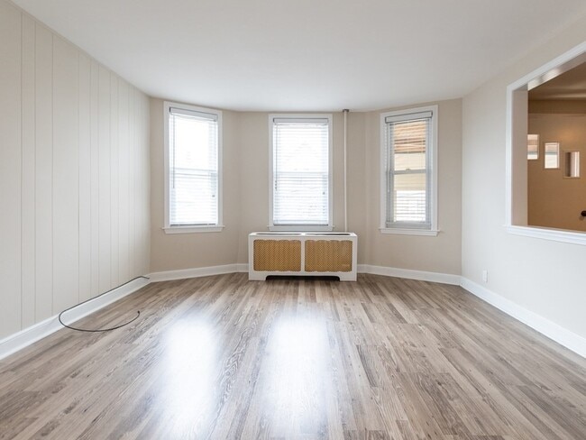 15 Russell Rd, Unit 2 in Somerville, MA - Foto de edificio - Building Photo