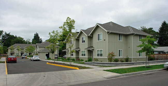 Santa Clara Place in Eugene, OR - Building Photo - Building Photo