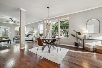 400 Hummingbird Ln in Austin, TX - Building Photo - Building Photo