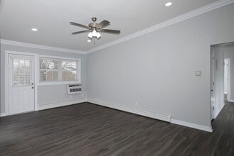 Fairfield Pines East in Riverhead, NY - Foto de edificio - Building Photo