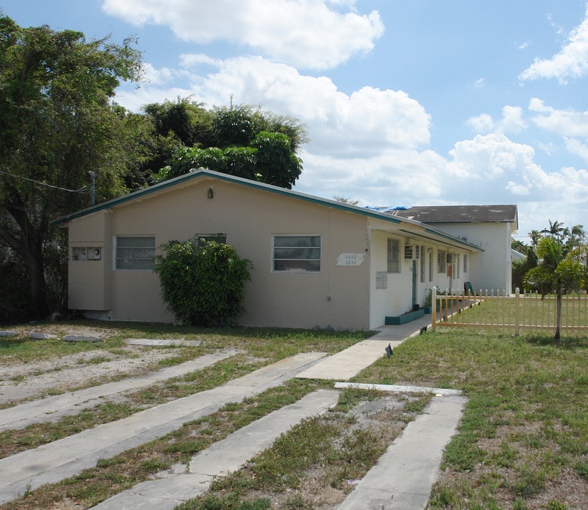 2330-2338 Grant St in Hollywood, FL - Building Photo