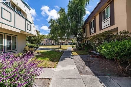 property at 27530 Stromberg Ct