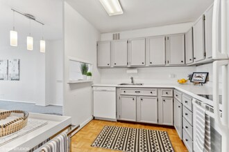 2400 N Lakeview Ave, Unit 1606 in Chicago, IL - Building Photo - Building Photo