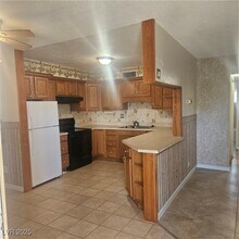 350 E Desert Inn Rd in Las Vegas, NV - Foto de edificio - Building Photo