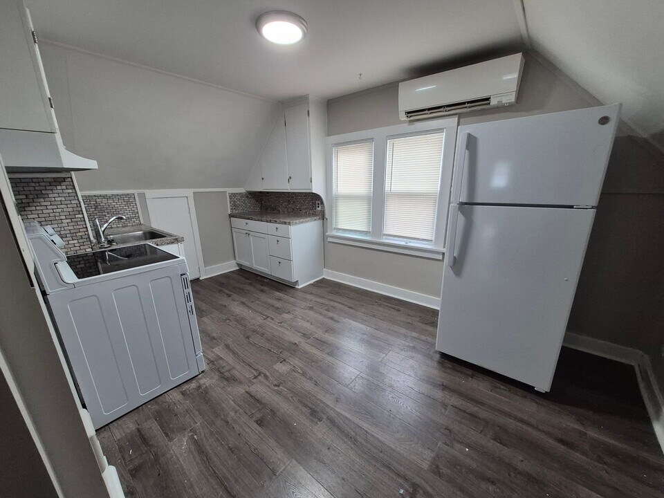 512 S Washington St in East Rochester, NY - Building Photo