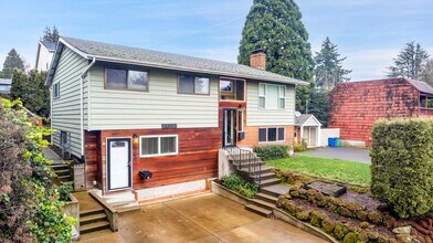 8325 SW Terwilliger Blvd, Unit B in Portland, OR - Foto de edificio - Building Photo