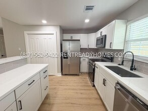 607 Lake View Dr in Montgomery, TX - Building Photo - Building Photo