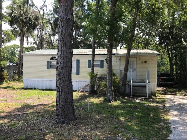 312 Paradise Cir in Satsuma, FL - Building Photo - Building Photo