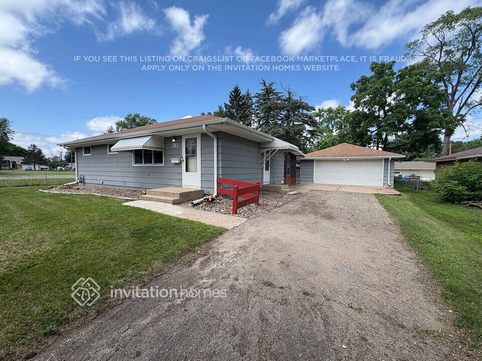1 E 94th St in Bloomington, MN - Foto de edificio