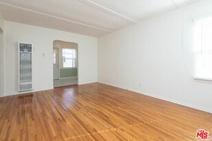 2594 Amherst Ave in Los Angeles, CA - Building Photo